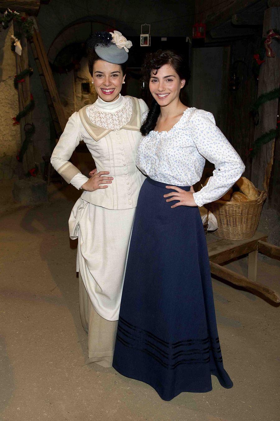 Leonor Martín con Andrea Duro en el rodaje de El secreto de Puente Viejo