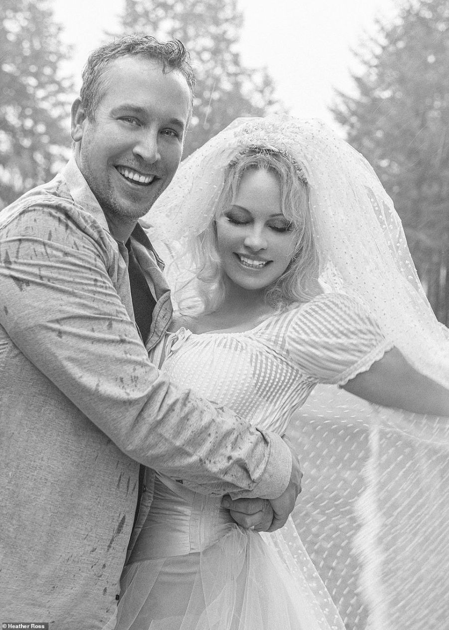 Pamela Anderson posa recién casada en blanco y negro con Dan Hayhurst