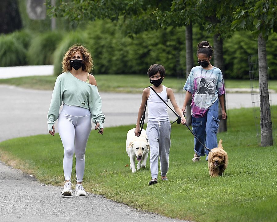 Jennifer López con sus hijos paseando a sus perros en Los Hamptons