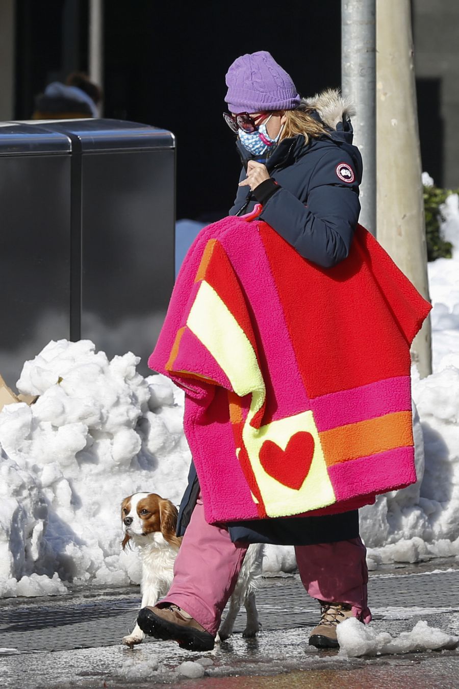 Ágatha Ruíz de la Prada junto a su perro tras el temporal de Madrid