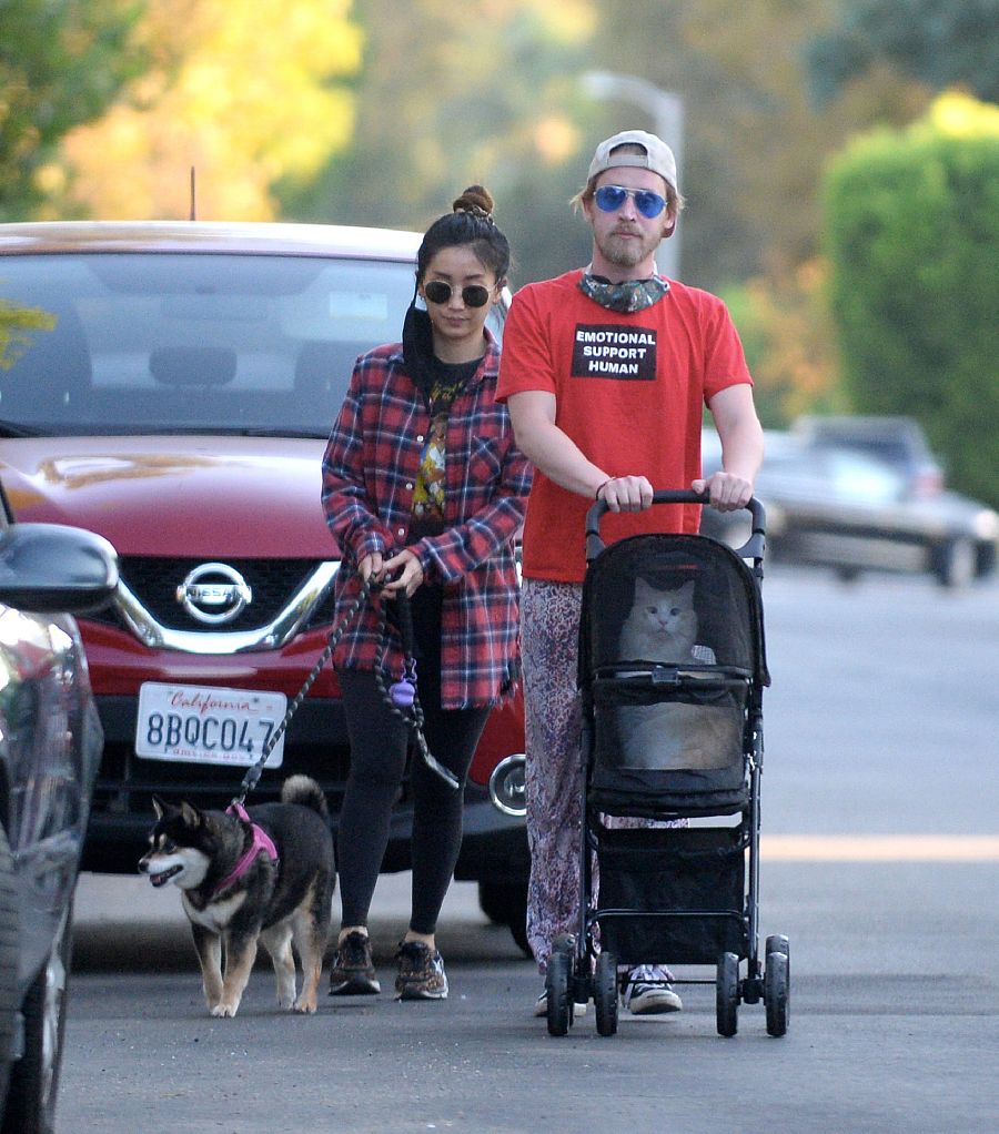 Macaulay Culkin y Brenda Song con sus mascotas