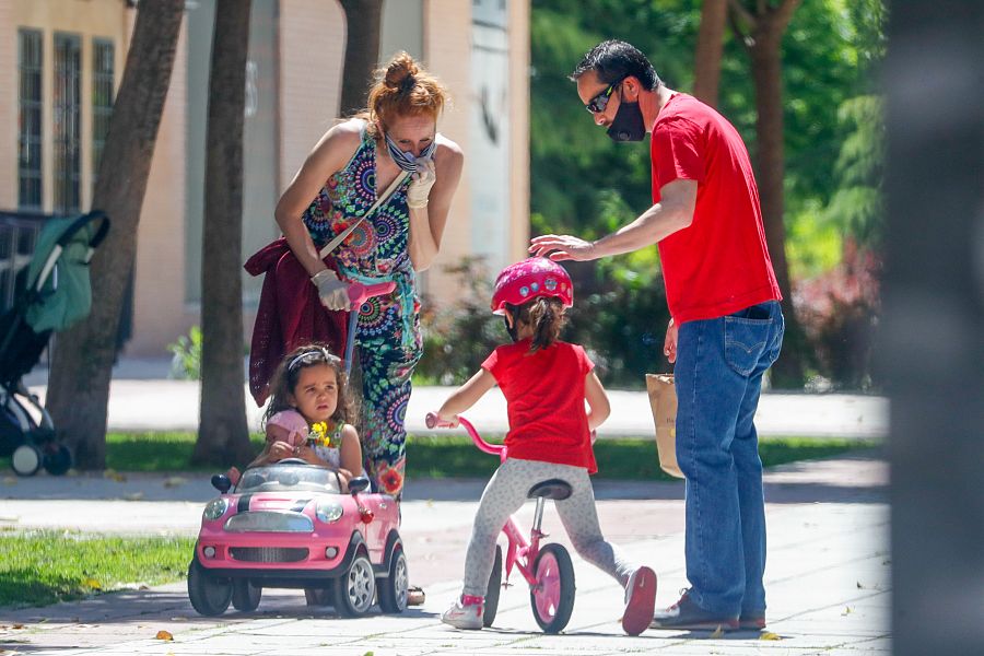 María Castro con su marido y sus hijas por Madrid