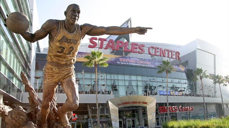 La estatua de Magic Johnson a las afuera del Staples Center