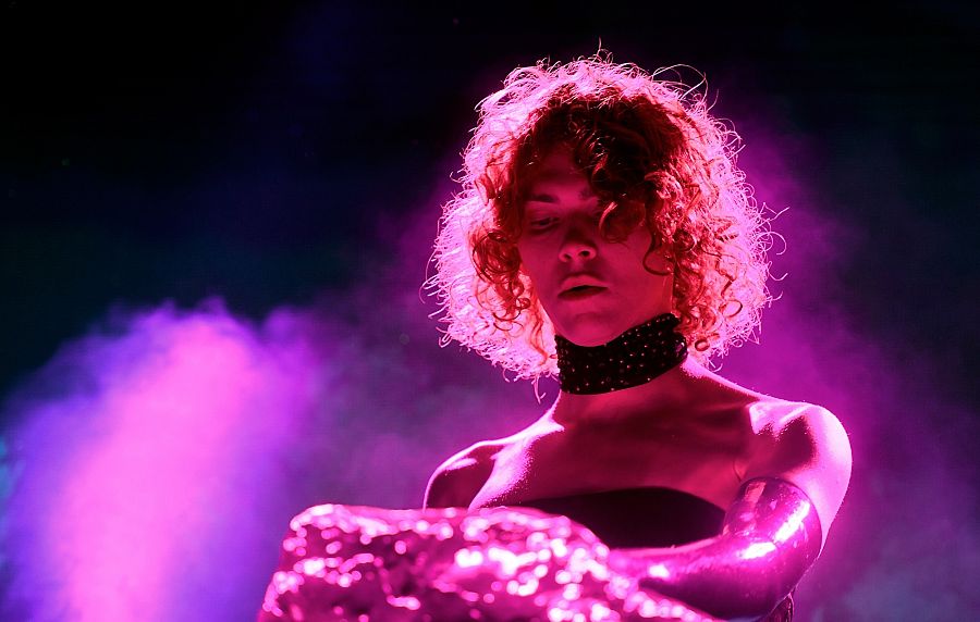 SOPHIE actúa en Coachella en 2019