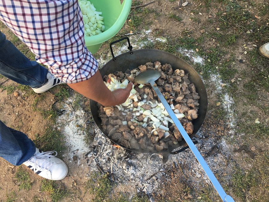 Añadiendo la verdura al refrito