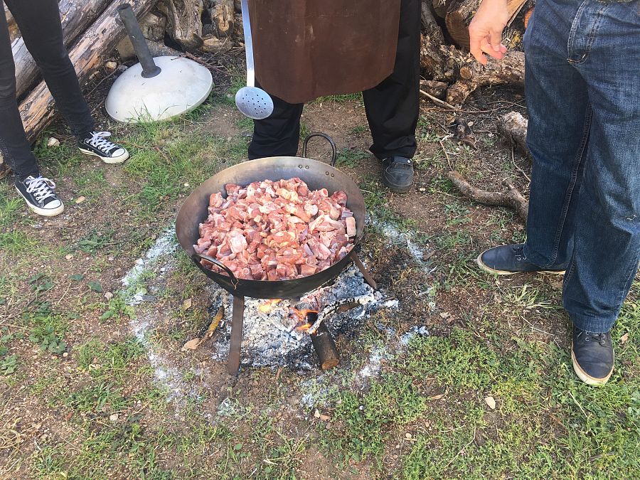Refriendo el cordero para la caldereta