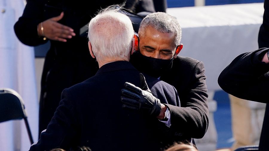 Barack Obama abraza al presidente de EE.UU., Joe Biden, durante su toma de posesión.