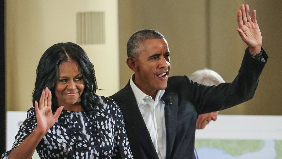 Michelle y Barack Obama saludan a su llegada a un acto en Chicago.