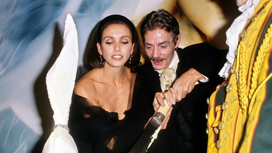 La cantante y actriz Ana Belén y el diseñador Jesús del Pozo en la presentación del perfume 'Duende'