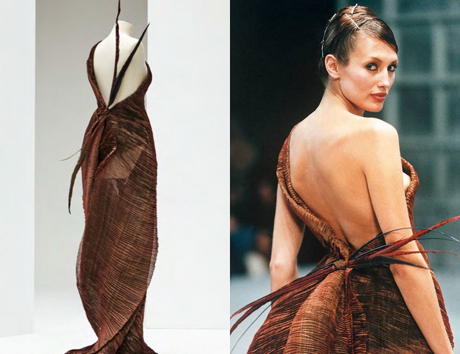 Vestido 'Duende'. Plisado con organza matizada de efecto oro cobrizo.