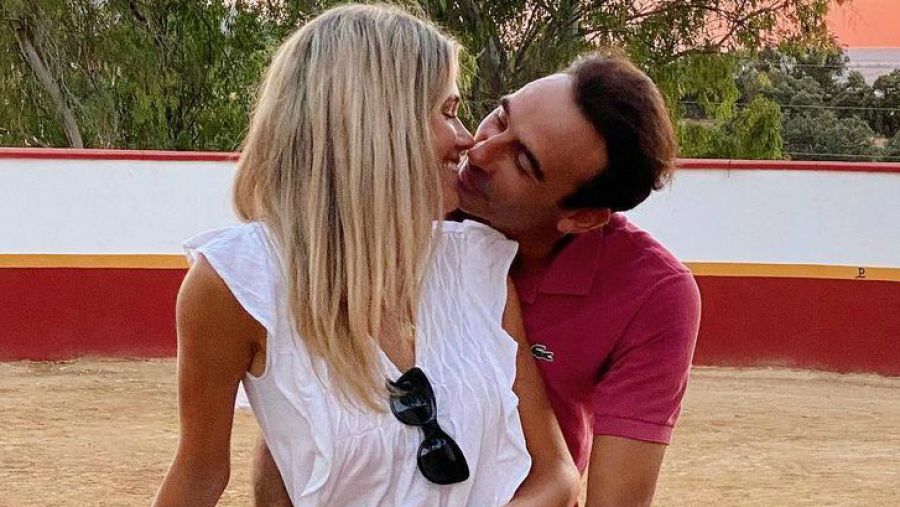 Enrique Ponce y Ana Soria comparten su amor con un beso en Instagram