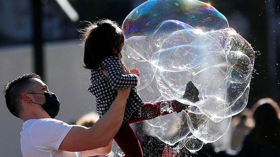 Los expertos aseguran que niños y ancianos pueden ser los más afectados por el distanciamiento y las restricciones