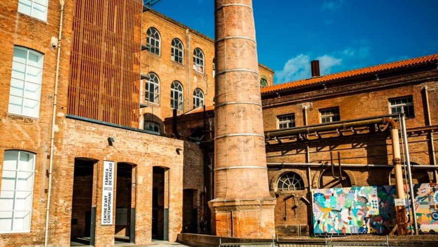 L'edifici Fabra & Coats és una antiga fàbrica que ara es troba nominada als premis d'arquitectura