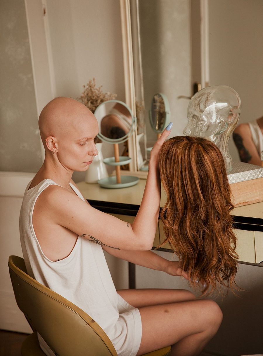 El banco de pelucas que se nutre de la generosidad de personas que ya no las necesitan y las donan para que se puedan volver a adaptar