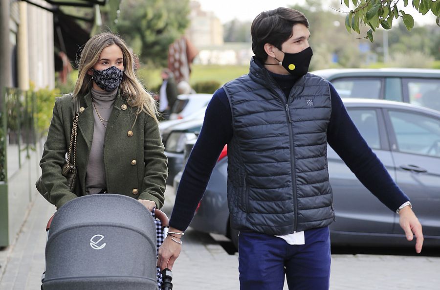 María Pombo y Pablo Castellano paseando a Martín