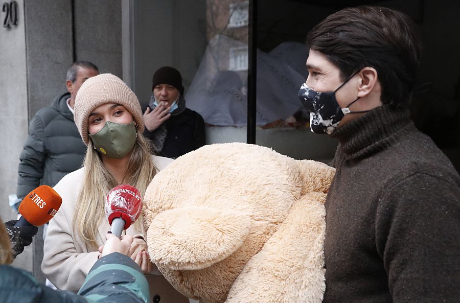 María Pombo atendiendo a los medios