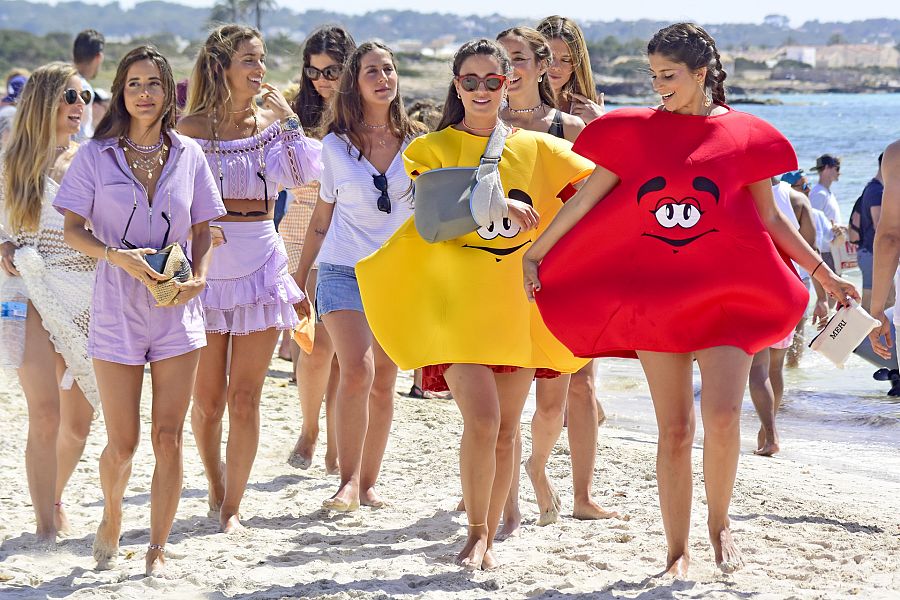 María Pombo junto a otras influencers en la despedida de soltera de su hermana