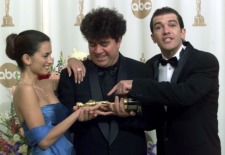 Pedro Almodóvar con su Oscar por la película 'Todo sobre mi madre'