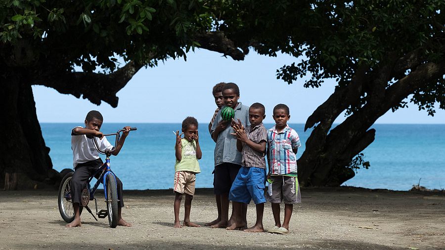 Niños de Vanuatu jugando en la playa.