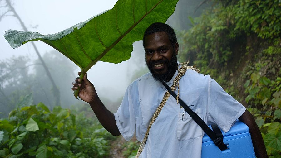 El enfermero Dominic, del Melsisi Mini Hospital, tiene que caminar durante horas para poder vacunar a los niños.