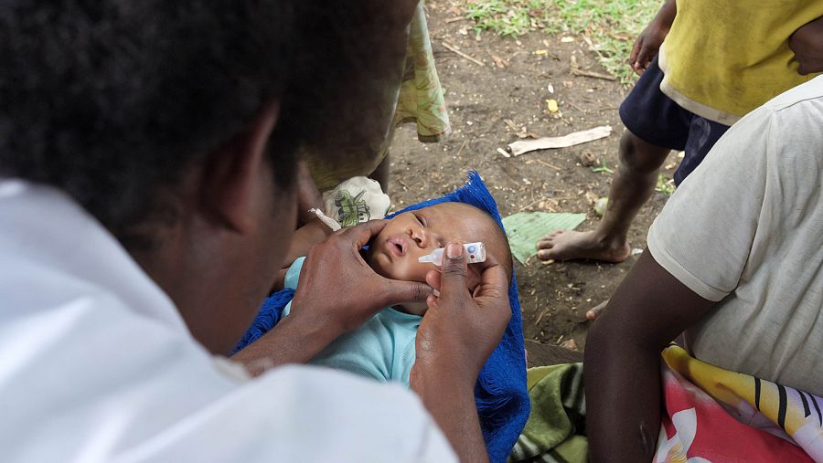 Una niña de Vanuatu recibe una dosis vacunal en la isla de Epi.