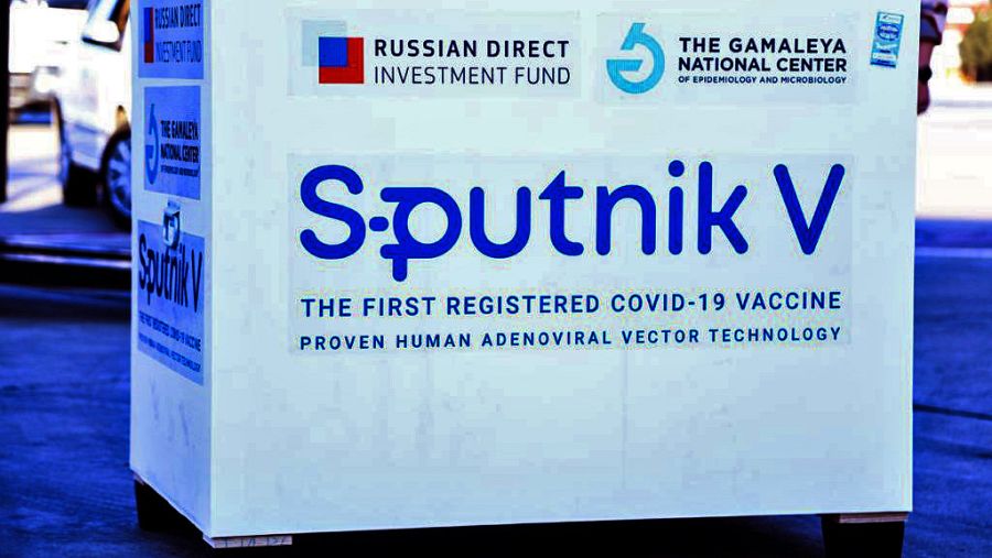 Remesa de vacunas Sputnik V, a su llegada al aeropuerto de Teherán, en Irán.