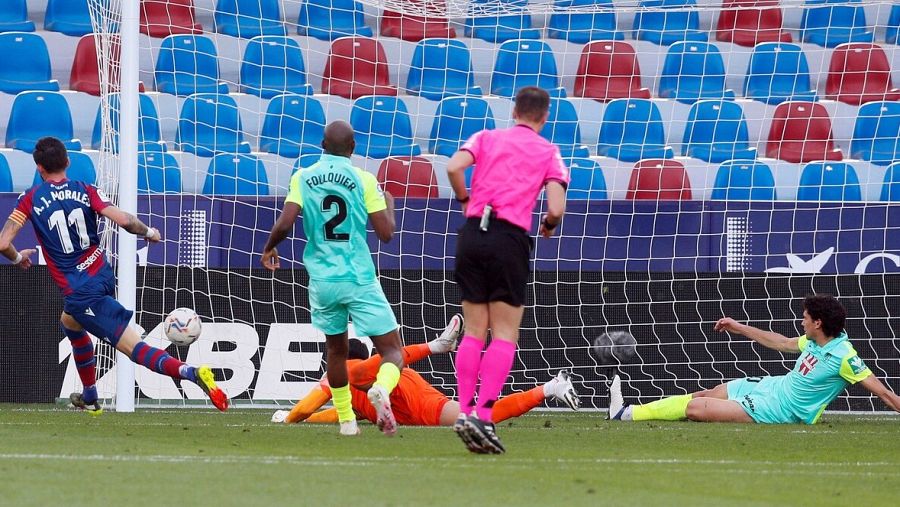 José Luis Morales anota uno de sus dos goles para el Levante frente al Granada.