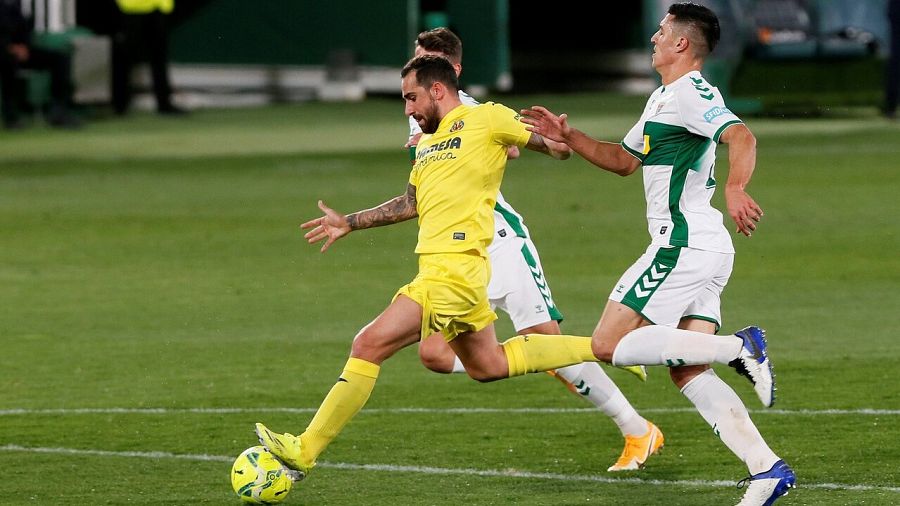 El delantero del Villarreal Paco Alcácer dispara ante el Elche.