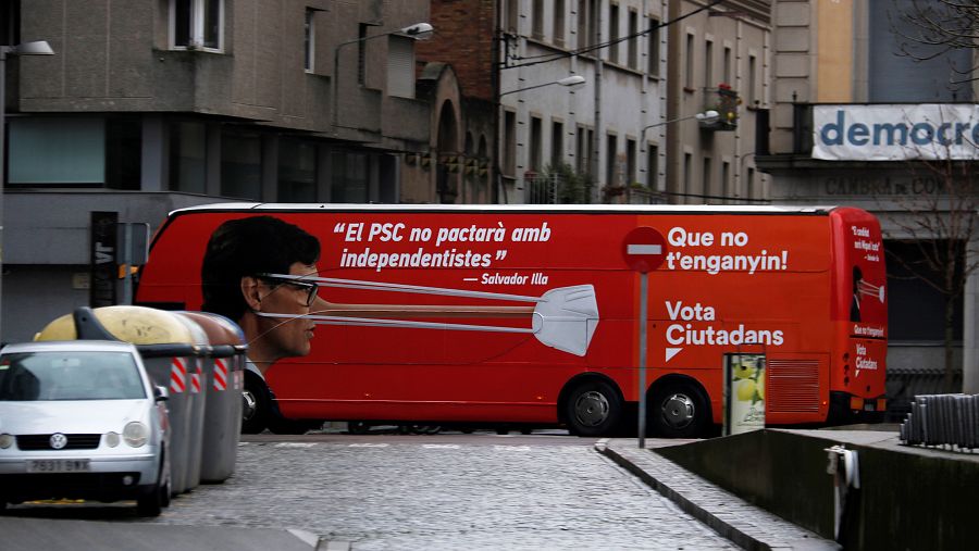 Ciutadans posa en circulació l'autobús de campanya amb Salvador Illa (PSC) amb un nas de Pinotxo