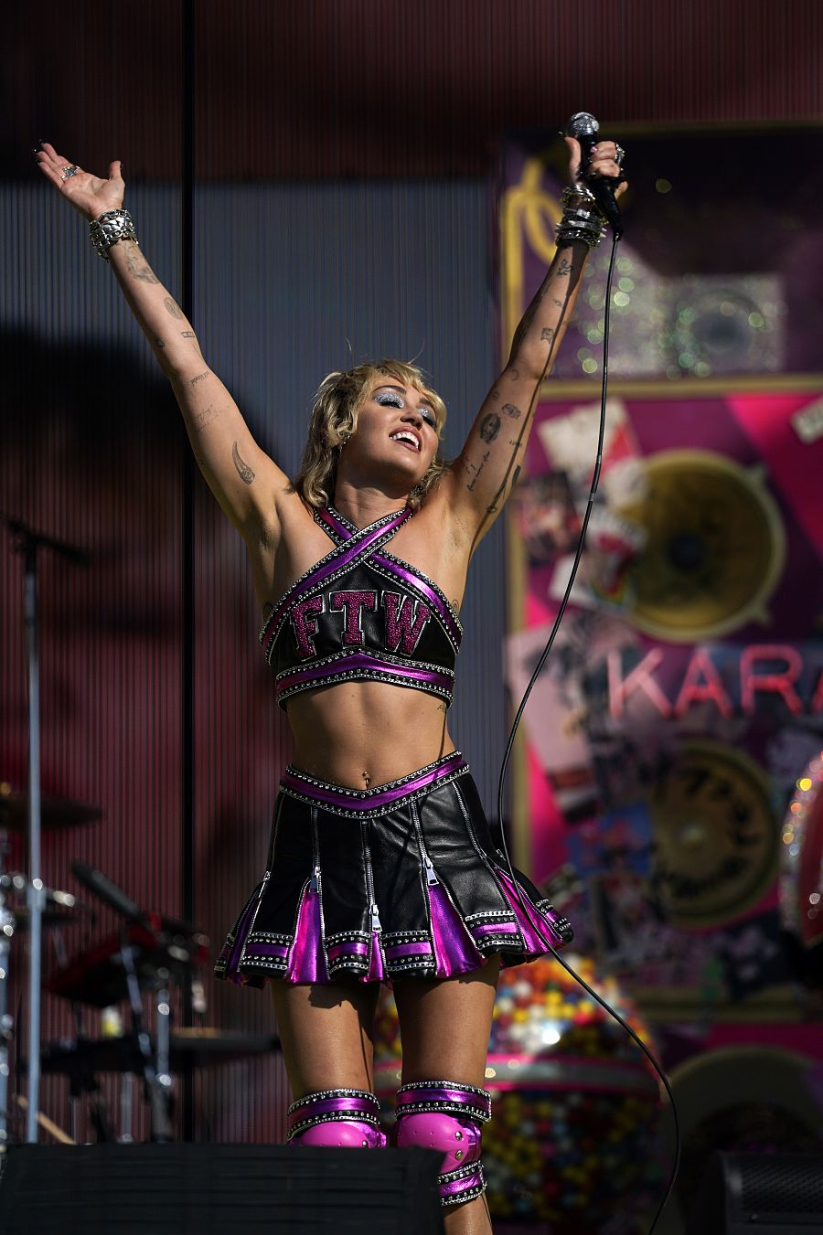 Miley Cyrus durante su actuación en la Super Bowl 2021