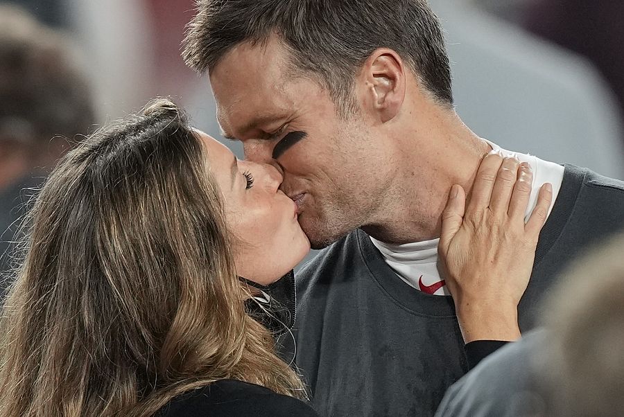 Gisele Bundchen y Tom Brady y su romántico beso en la Super Bowl 2021