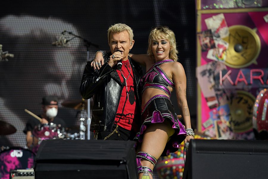 Miley Cyrus actuando con Billy Idol en la Super Bowl