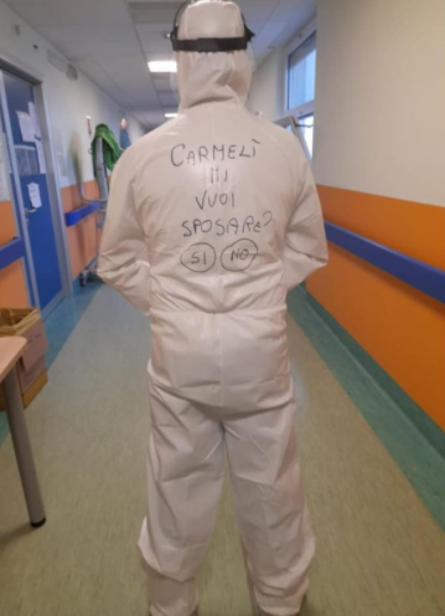 Un enfermero italiano le pide matrimonio de su novia a través de su EPI