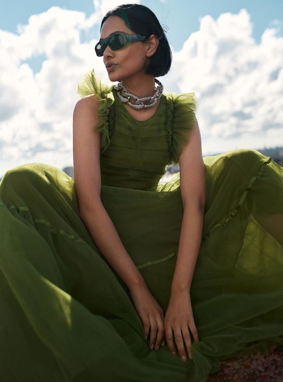 Para hacer moda sostenible hay que utilizar materiales reciclables o que provengan de fuentes sostenibles, y utilizar energía renovable