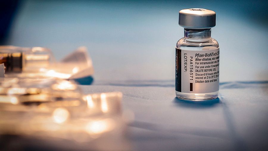 Vial de la vacuna contra el coronavirus desarrollada por Pfizer y BioNTech.