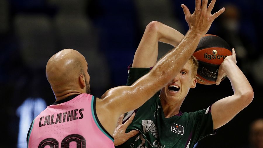 El base del Unicaja Alberto Díaz trata de pasar el balón ante el base griego del Barcelona Lassa Nick Calathes.