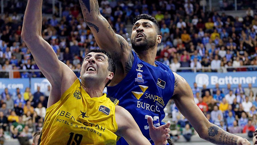 Giorgi Shermadini entra a canasta ante el intento de bloqueo del pívot Augusto Lima.