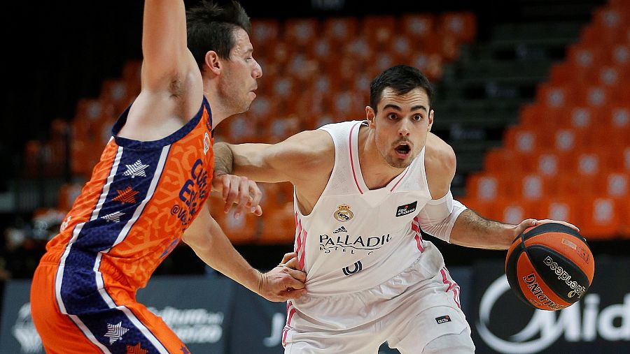 El base belga de Valencia Basket, Sam Van Rossom, defiende al jugador del Real Madrid, Alberto Abalde.