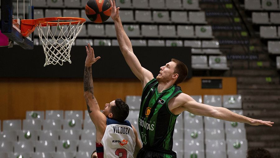 El base argentino del Baskonia Luca Vildoza defiende al pivot eslovaco Vladimir Brodziansky.