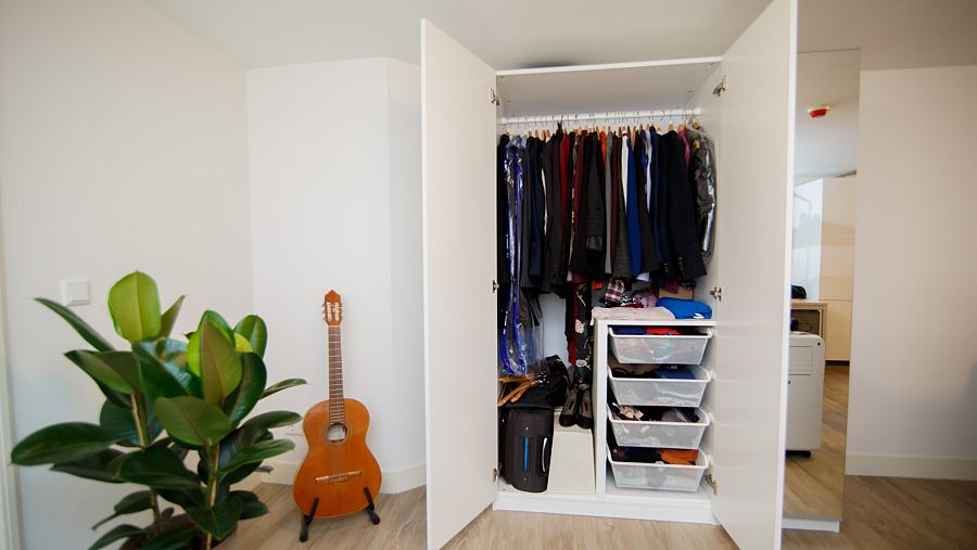 Es aconsejable analizar el armario, ver los huecos que tiene y si necesitamos comprar algún elemento para organizar mejor