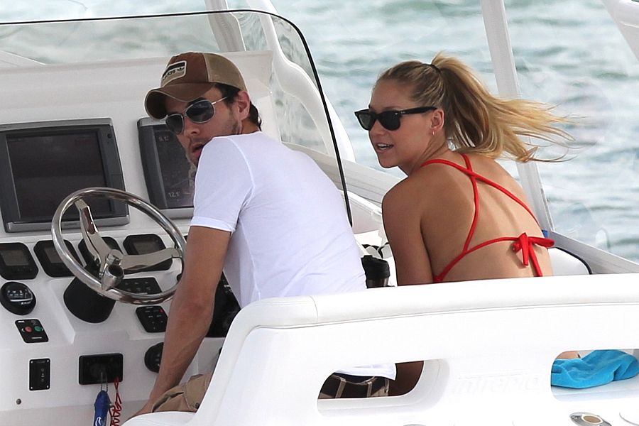 Enrique Iglesias y Anna Kournikova de paseo en barco