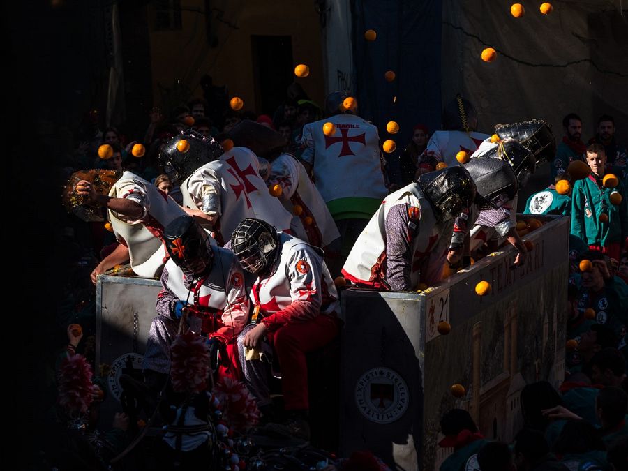 La guardia del tirano carnaval de ivrea batalla de las naranjas