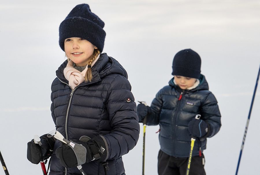 DIVERTIDO PASEO EN LA NIEVE DE LA FAMILIA REAL SUECA