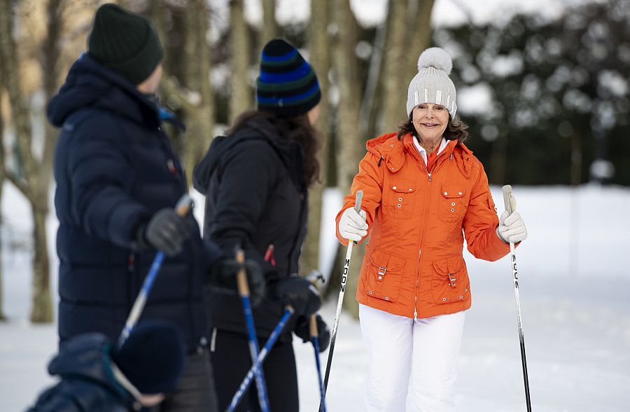 DIVERTIDO PASEO EN LA NIEVE DE LA FAMILIA REAL SUECA