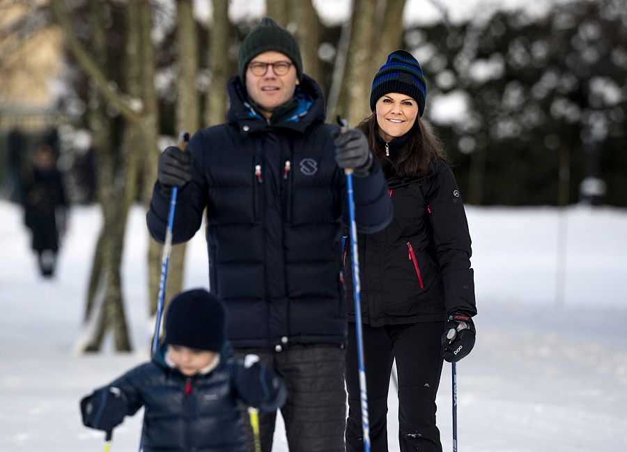 DIVERTIDO PASEO EN LA NIEVE DE LA FAMILIA REAL SUECA