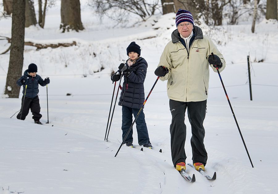 DIVERTIDO PASEO EN LA NIEVE DE LA FAMILIA REAL SUECA