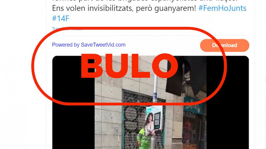 Captura de uno de los tuits con información falsa sobre la retirada de carteles políticos en las calles de Barcelona y el sello de bulo de RTVE.