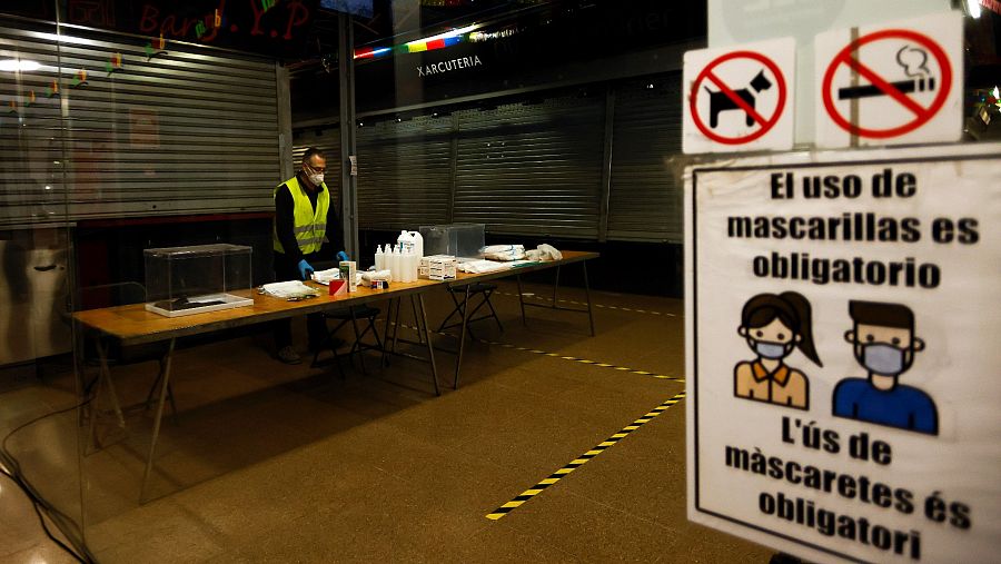 Preparativos para votar en el Mercado del Ninot de Barcelona, que se habilitará como colegio electoral.