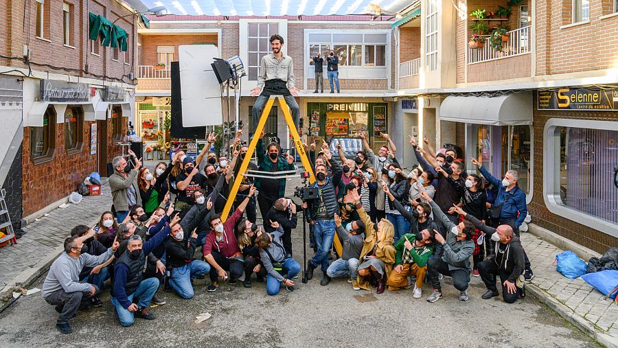 El equipo de rodaje despide a Santi Crespo en San Genaro