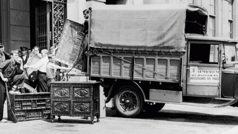 Entrada de les obres d'art incautades, el juliol 1936, en una imatge de Joan Vidal Ventosa.